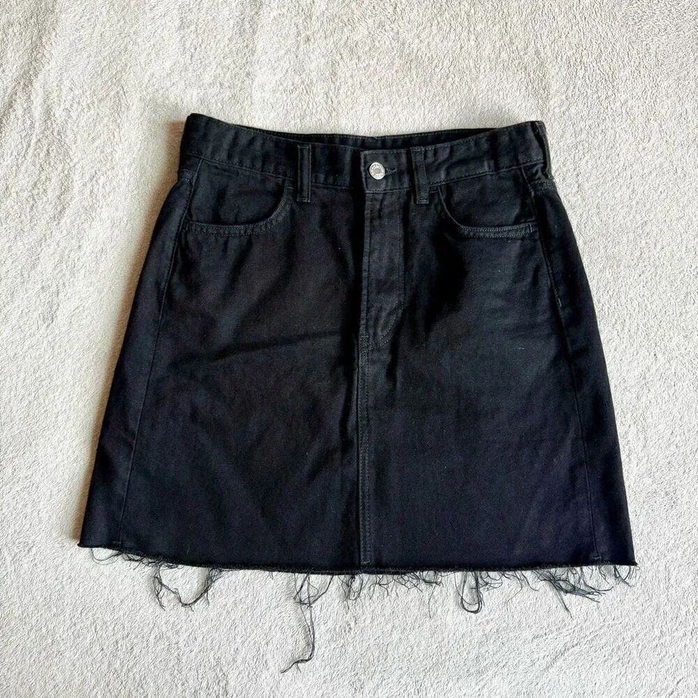 NWOT H&M Black Denim Raw Hem Mini Skirt